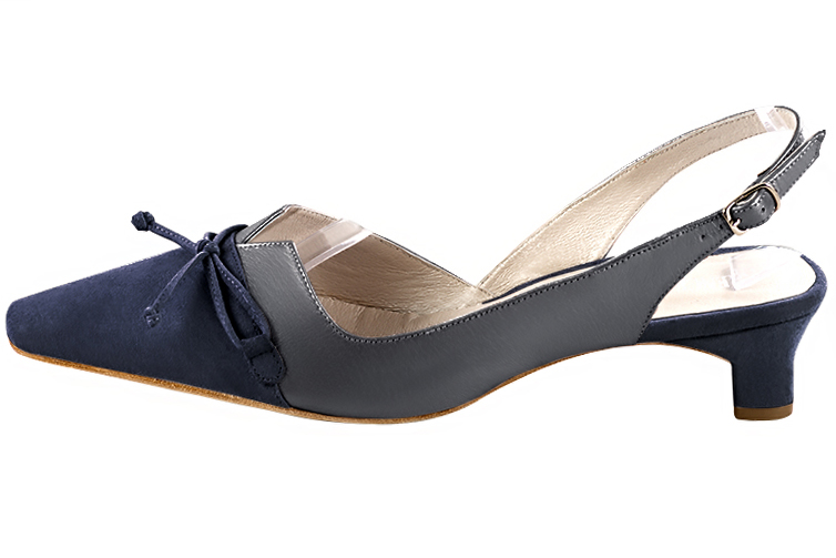 Navy blue and dove grey women's open back shoes, with a knot. Tapered toe. Low kitten heels. Profile view - Florence KOOIJMAN